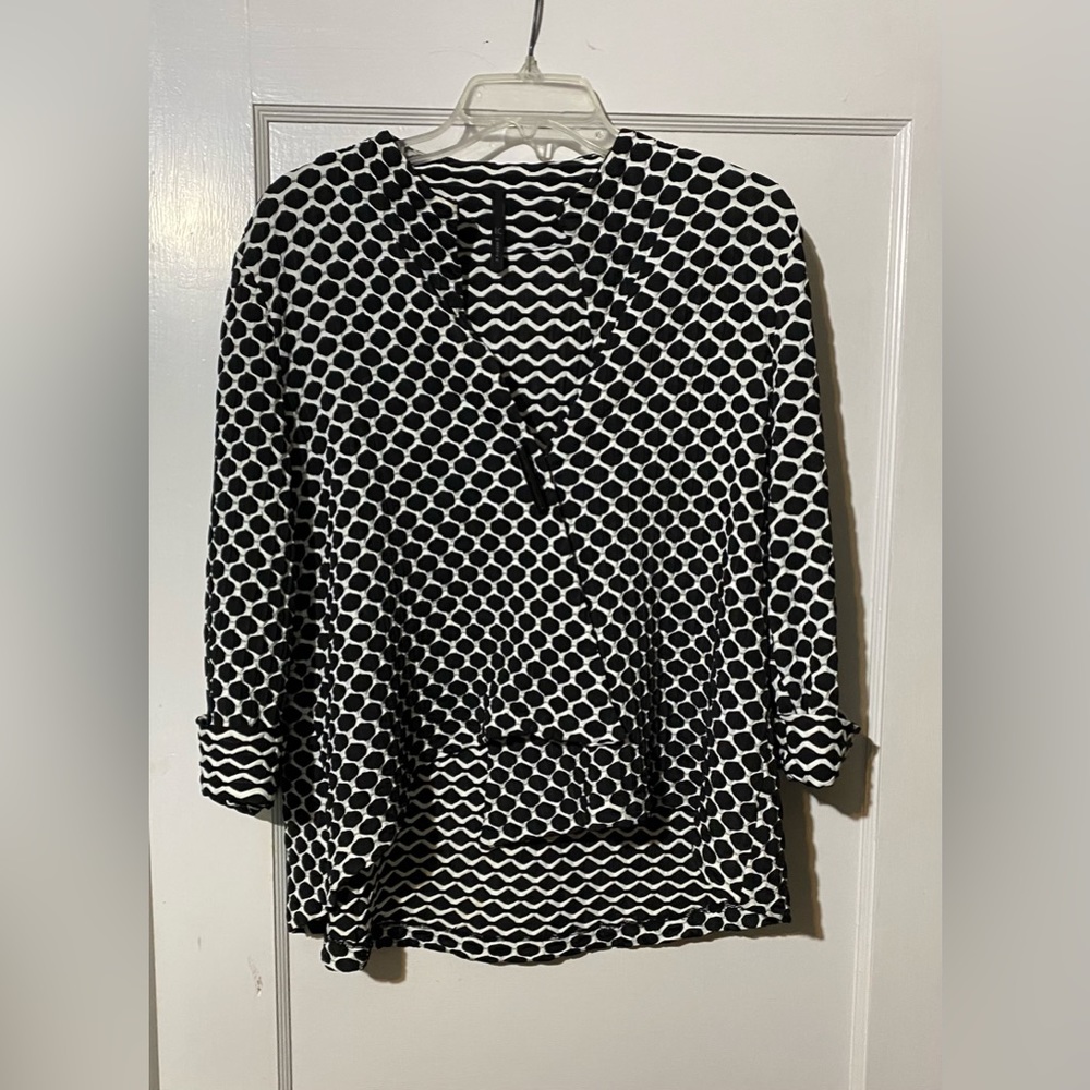 Black and white dotted IC by Connie k top